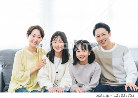 笑顔で並ぶ女の子の家族 123835752