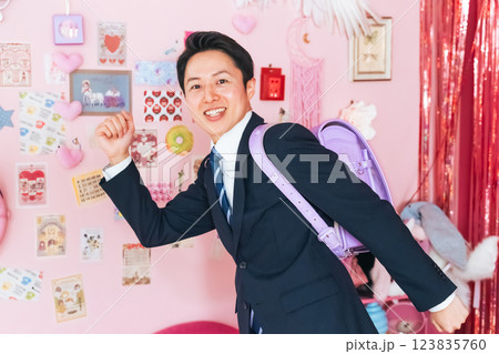 可愛い部屋でランドセルを背負った男性ビジネスパーソン 可愛い部屋でランドセルを背負った男性ビジネスパーソン 123835760