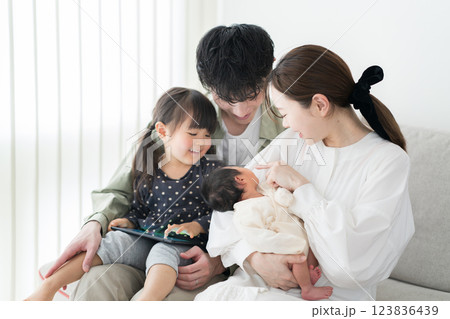 新生児 家族団らん 新生児 家族団らん 123836439