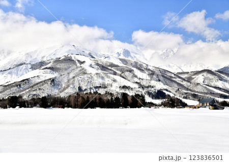 白馬村の風景／白馬八方尾根スキー場方面を望む(長野県白馬村)【2025.3】 123836501