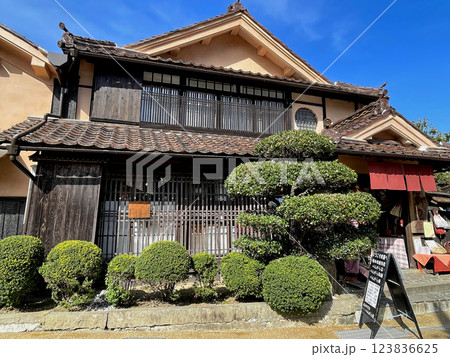 石州瓦とベンガラ漆喰壁の赤い町並み　高梁市成羽町吹屋　吹屋ふるさと村 123836625