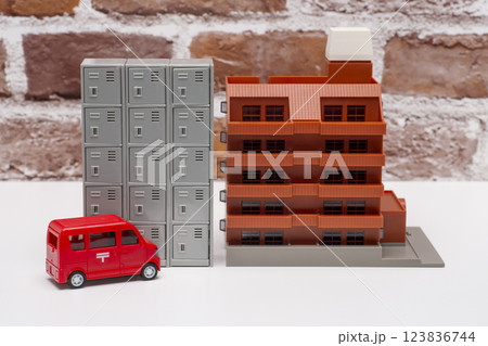 マンションの宅配ロッカーに配達のイメージ 123836744