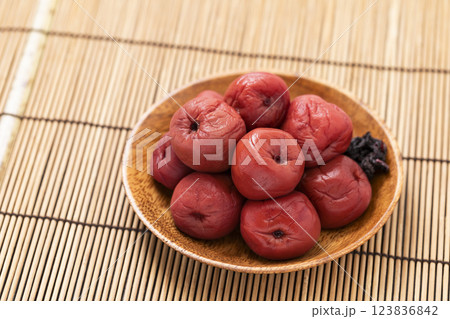 うめぼし うめぼし 123836842