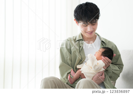 パパと赤ちゃん　新生児 123836897