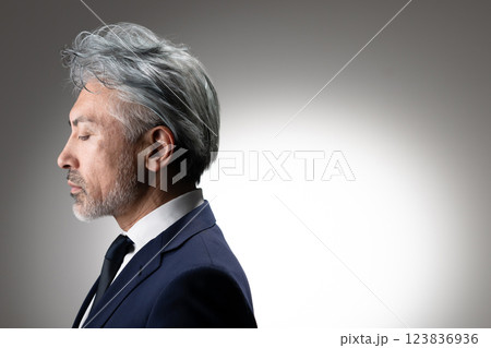 スーツを着た男性 スーツを着た男性 123836936