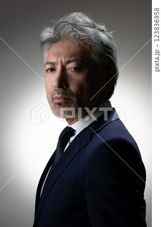 スーツを着た男性 スーツを着た男性 123836958