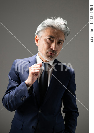 スーツを着た男性 123836961