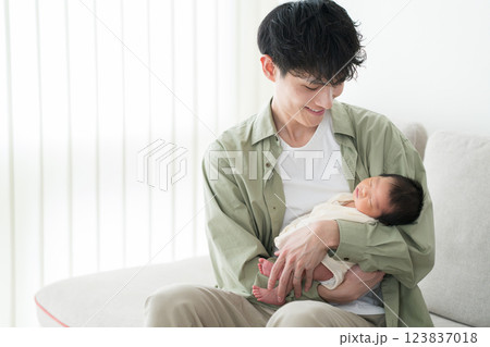 パパと赤ちゃん　新生児 123837018