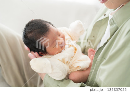 パパと赤ちゃん　新生児 123837023