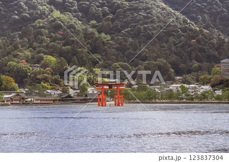 【広島宮島 宮島口JR西日本宮島フェリーからの大鳥居】 【広島宮島 宮島口JR西日本宮島フェリーからの大鳥居】 123837304