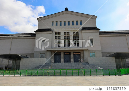 リニューアル・オープン前の大阪市立美術館 123837359