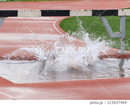 Runner Falls Completely into Water While Competing in Steeplechase Event Runner Falls Completely into Water While Competing in Steeplechase Event 123837404