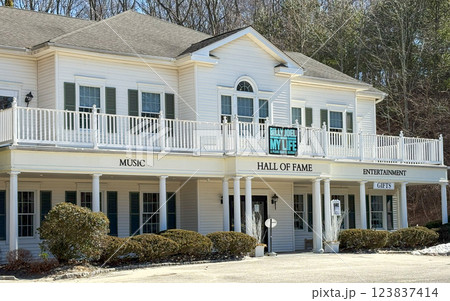 Billy Joel Hall of Fame Celebrates the Music Legend's Career and Legacy in a Charming Setting Billy Joel Hall of Fame Celebrates the Music Legend's Career and Legacy in a Charming Setting 123837414