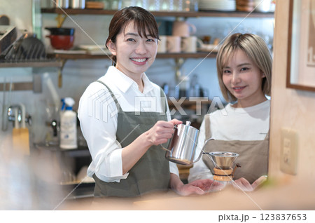 コーヒーを淹れる準備をするカフェの店員 コーヒーを淹れる準備をするカフェの店員 123837653