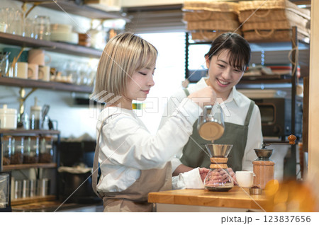 コーヒーを淹れる準備をするカフェの店員 123837656