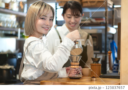 コーヒーを淹れる準備をするカフェの店員 コーヒーを淹れる準備をするカフェの店員 123837657