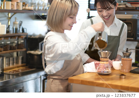 コーヒーを淹れる準備をするカフェの店員 コーヒーを淹れる準備をするカフェの店員 123837677