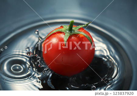 水面に落ちるミニトマト 水面に落ちるミニトマト 123837920