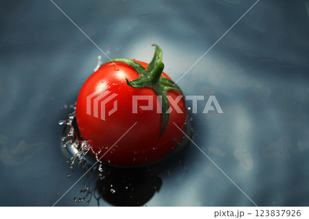 水面に落ちるミニトマト 123837926