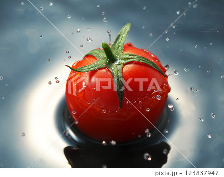 水面に落ちるミニトマト 水面に落ちるミニトマト 123837947