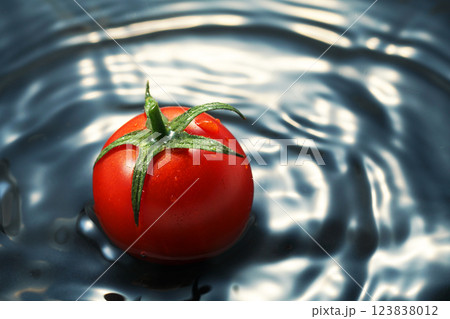 水面に落ちるミニトマト 水面に落ちるミニトマト 123838012