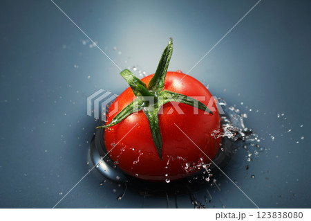 水面に落ちるミニトマト 水面に落ちるミニトマト 123838080