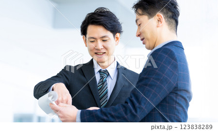 打ち合わせをする2人の男性ビジネスマン 123838289