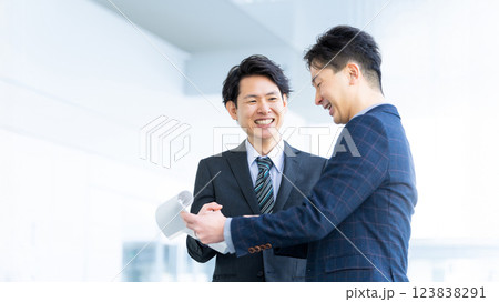 打ち合わせをする2人の男性ビジネスマン 123838291