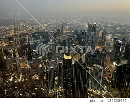【ドバイ】ブルジュ・ハリファの展望台から見える夜景 123838485
