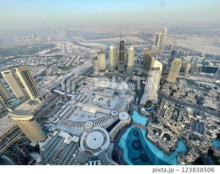 【ドバイ】ブルジュ・ハリファの展望台からの景色 123838506