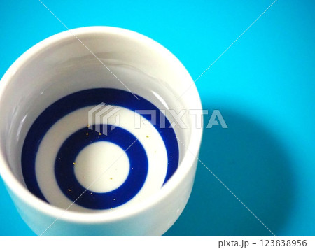 蛇の目おちょこに金箔入り日本酒を注いだ写真2 蛇の目おちょこに金箔入り日本酒を注いだ写真2 123838956