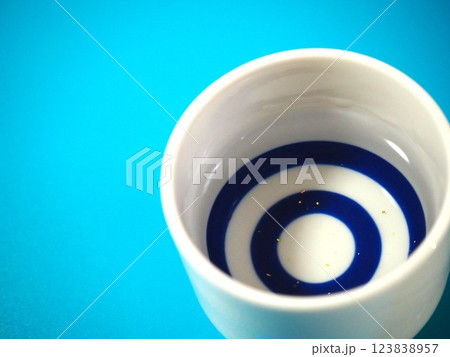 蛇の目おちょこに金箔入りの日本酒を注いだ写真 蛇の目おちょこに金箔入りの日本酒を注いだ写真 123838957