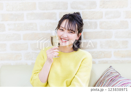 ワインを飲む若い女性 ワインを飲む若い女性 123838971