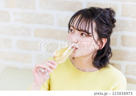ワインを飲む若い女性 ワインを飲む若い女性 123838973