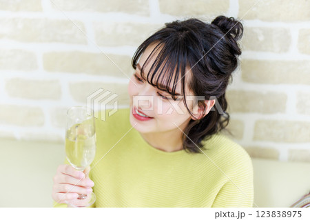 ワインを飲む若い女性 123838975