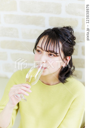 ワインを飲む若い女性 123838976