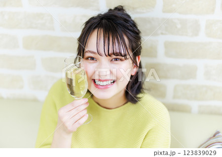 ワインを飲む若い女性 123839029