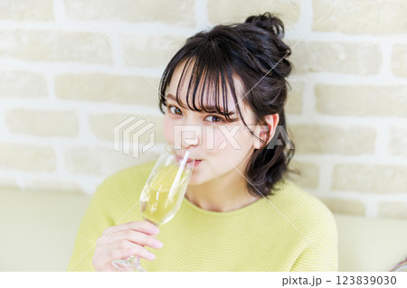 ワインを飲む若い女性 ワインを飲む若い女性 123839030