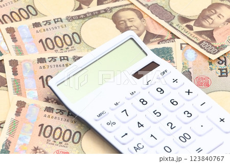 お金のイメージ（電卓と紙幣） 123840767