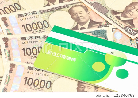 貯金のイメージ（通帳と紙幣） 123840768