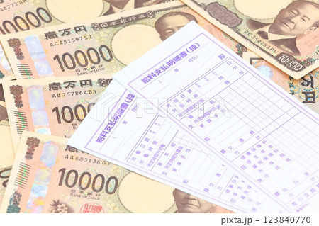 給料のイメージ(給料明細と紙幣) 給料のイメージ(給料明細と紙幣) 123840770