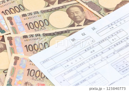 医療費のイメージ（領収証と紙幣） 123840773