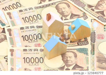 住宅ローンのイメージ（住宅と紙幣） 123840777