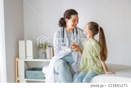 patient with a doctor in medical office 123841271