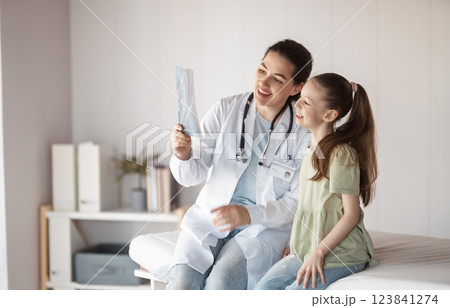 patient with a doctor in medical office 123841274