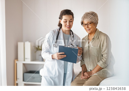 patient with a doctor in medical office 123841638
