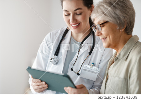 patient with a doctor in medical office 123841639