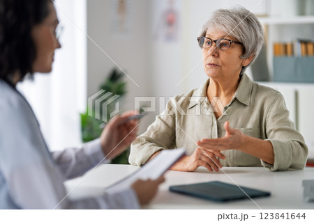 patient with a doctor in medical office 123841644
