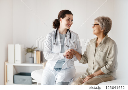 patient with a doctor in medical office 123841652
