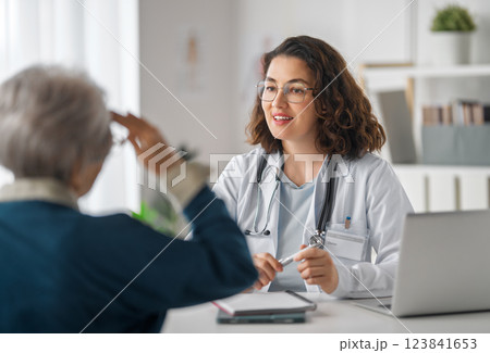 patient with a doctor in medical office 123841653